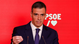 Tras el golpe por un escándalo de corrupción, el presidente del Gobierno español busca resistir