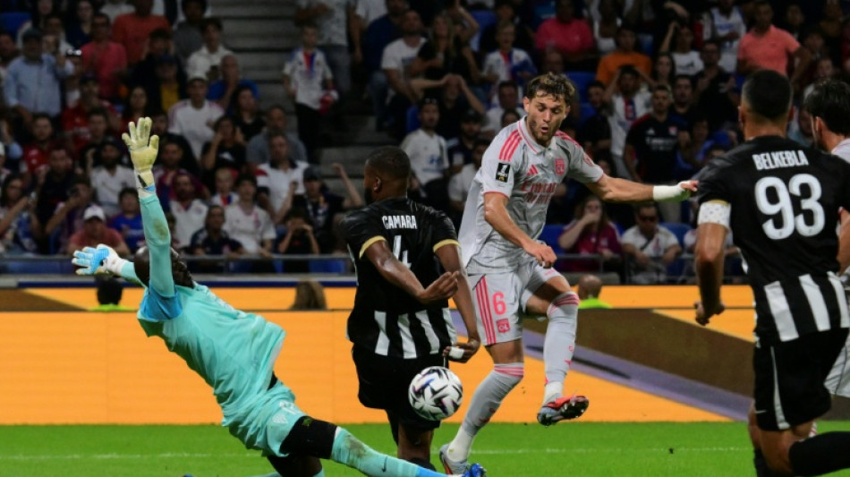 Lyon vence Angers e iguala pontua&ccedil;&atilde;o do l&iacute;der PSG