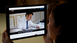 Pr&eacute;sidentielle: tous contre Macron pour qui "rien n'est &eacute;crit"