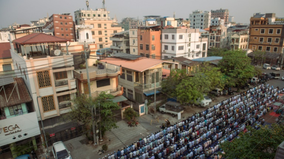 Muçulmanos de Mandalay de luto no fim do Ramadã