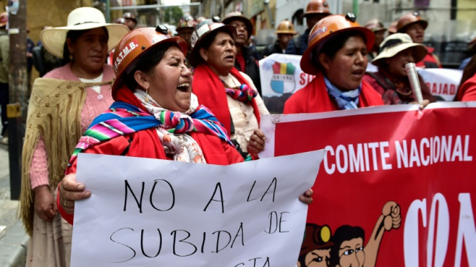 Trabalhadores protestam em La Paz contra retirada de subs&iacute;dios aos combust&iacute;veis