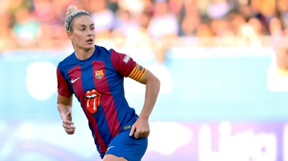 Alexia Putellas passar&aacute; por artroscopia para tratar dores no joelho