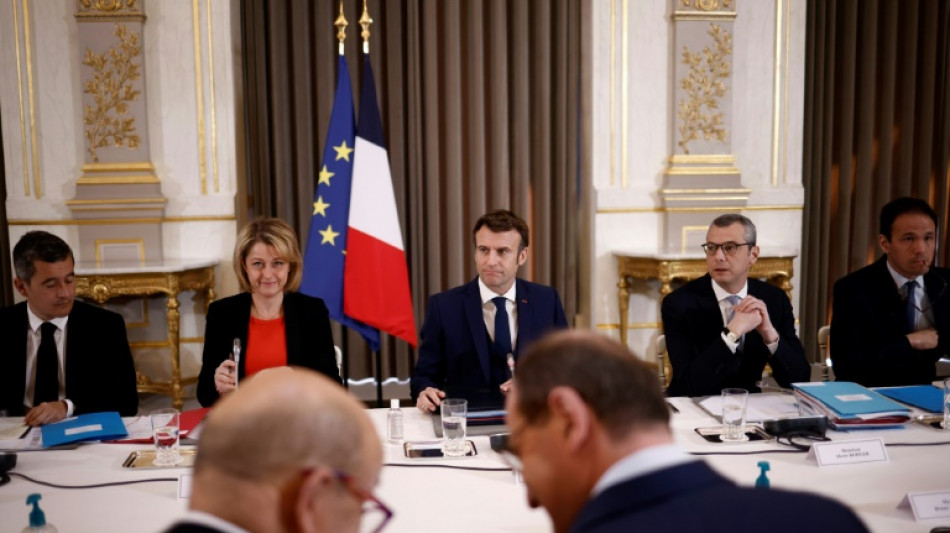 Pr&eacute;sidentielle: Macron focalis&eacute; sur l'Ukraine, les candidats re&ccedil;us &agrave; Matignon