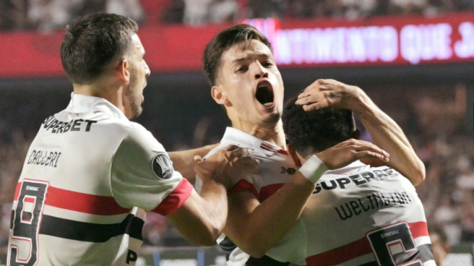 S&atilde;o Paulo vence Nacional (2-0) e vai &agrave;s quartas da Libertadores