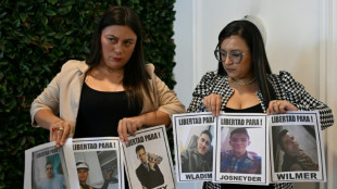Familiares de venezolanos deportados piden a Bukele en El Salvador poder visitarlos en prisión
  