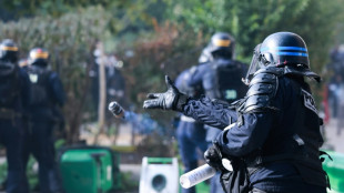Fran&ccedil;a suspende o uso de granadas de efeito moral em protestos estudantis