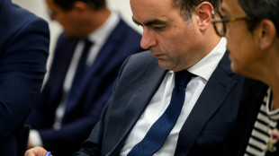 El nuevo primer ministro francés retira la supresión de dos festivos y tiende la mano a la izquierda