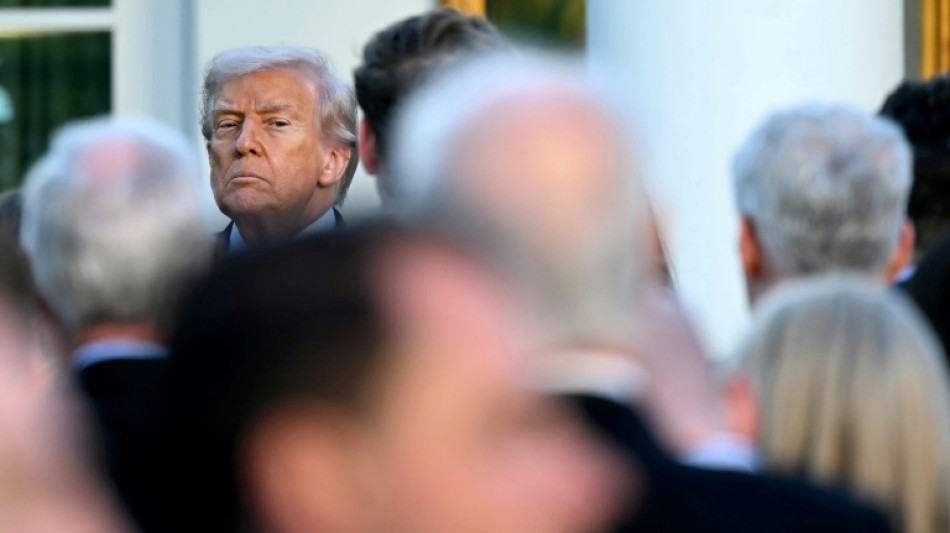 Jueza bloquea temporalmente los despidos de la administración Trump