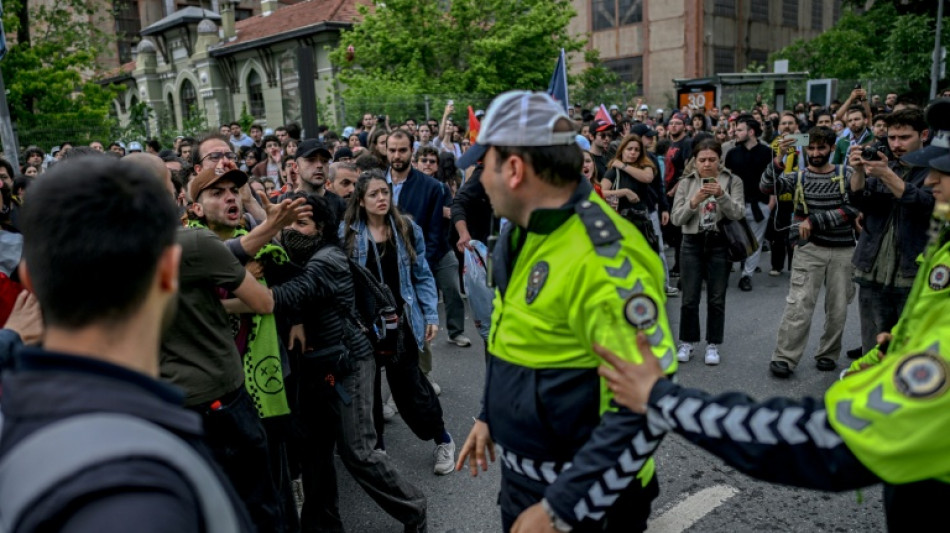 Hunderte t&uuml;rkische Studenten demonstrieren gegen Schlie&szlig;ung von liberaler Uni