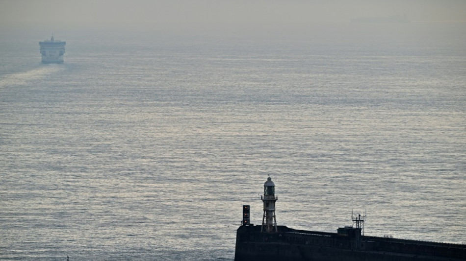 Reino Unido registra el s&aacute;bado un r&eacute;cord de casi de 1.000 migrantes que cruzaron el canal de la Mancha