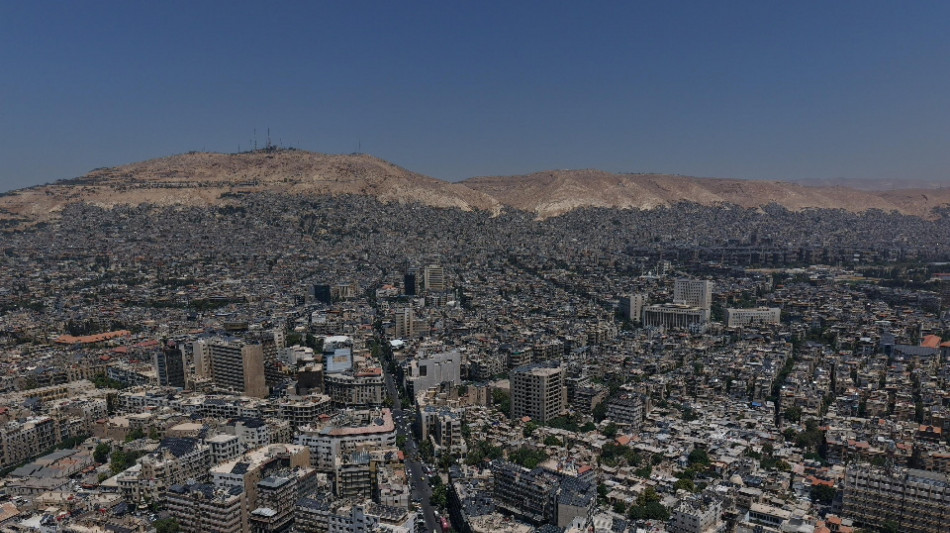 Media, soldati israeliani conducono raid in periferia di Damasco