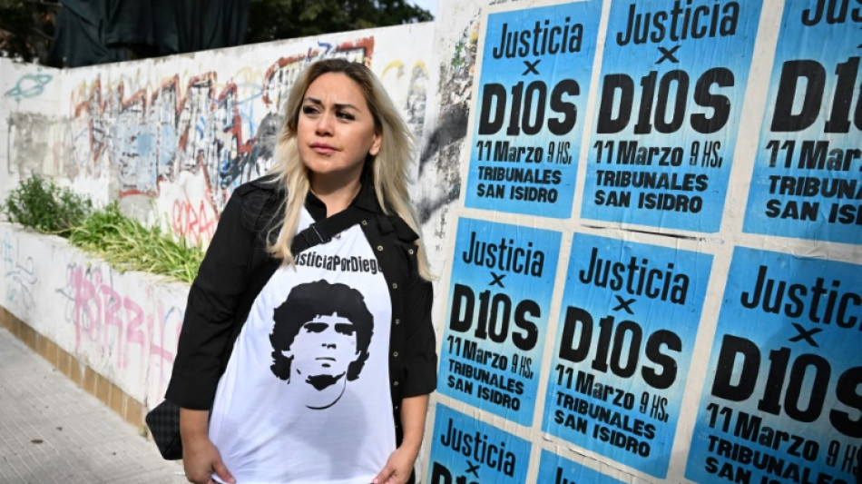 A Maradona "lo ten&iacute;an como secuestrado" meses antes de su muerte, dijo su expareja
