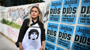 A Maradona "lo ten&iacute;an como secuestrado" meses antes de su muerte, dijo su expareja