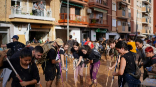 Un ej&eacute;rcito de voluntarios se lanza a ayudar a los damnificados por el desastre en Valencia
