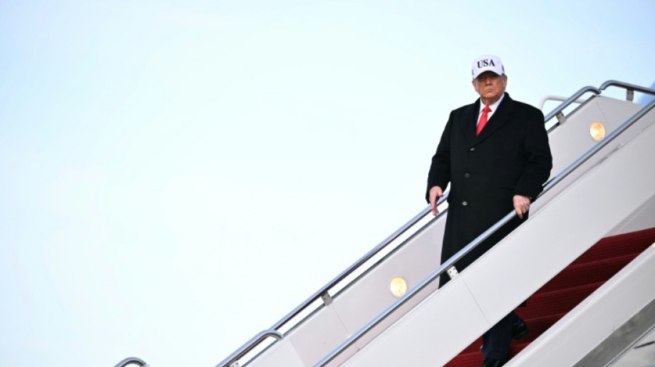 Trump es filmado haciendo un gesto obsceno durante una visita a una f&aacute;brica