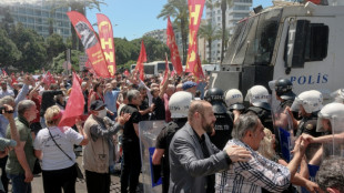 T&uuml;rkische Polizei setzt in Izmir Tr&auml;nengas und Wasserwerfer gegen Opposition ein