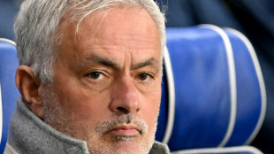 Mourinho belisca nariz do treinador do Galatasaray ap&oacute;s cl&aacute;ssico na Turquia