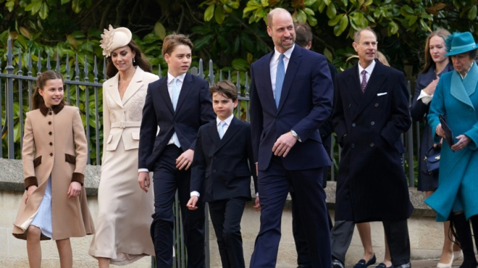 Fam&iacute;lia real brit&acirc;nica aparece unida em missa do domingo de P&aacute;scoa