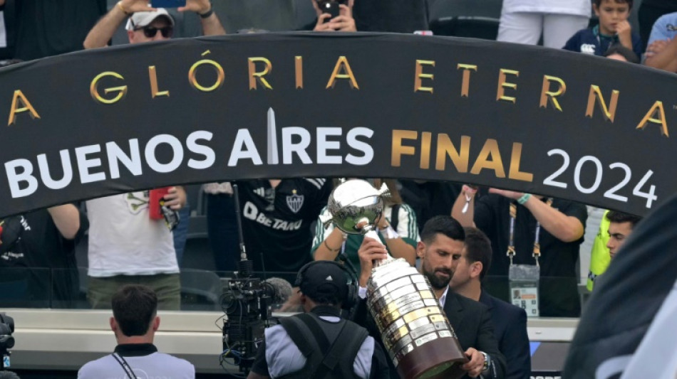 Djokovic carrega trof&eacute;u da Libertadores antes da final entre Atl&eacute;tico-MG e Botafogo