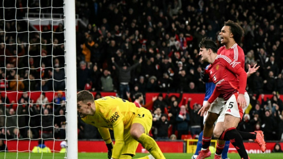 United resiste com um a menos e vence Ipswich no Ingl&ecirc;s