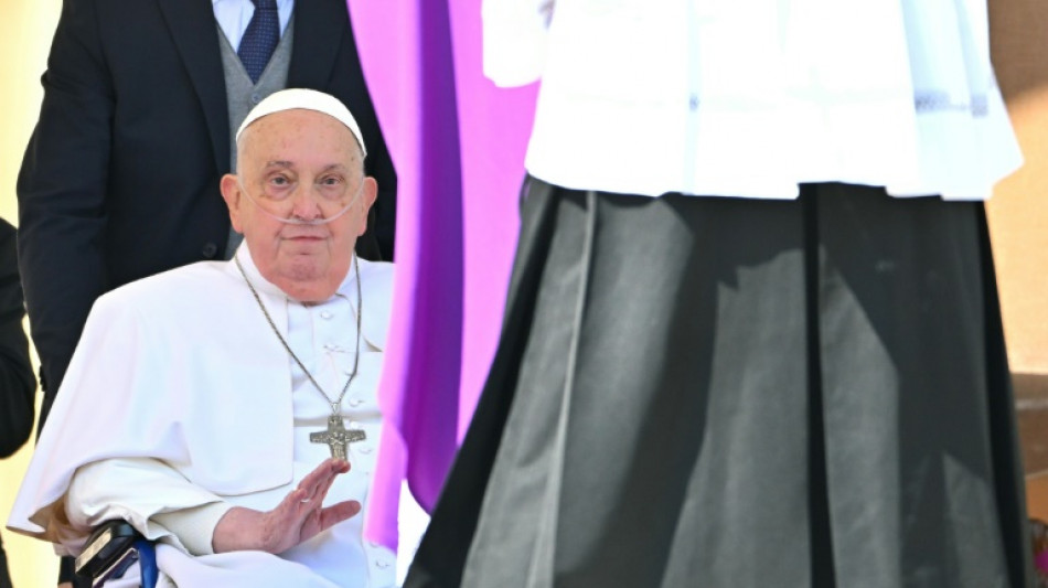 Voz e mobilidade de papa Francisco estão melhorando 