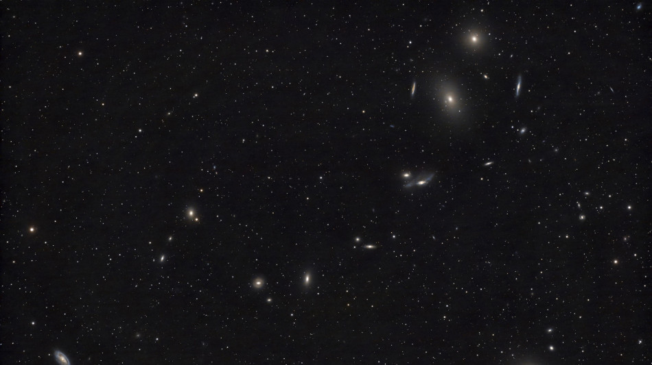 Il telescopio europeo Euclid festeggia il Natale con una ghirlanda galattica