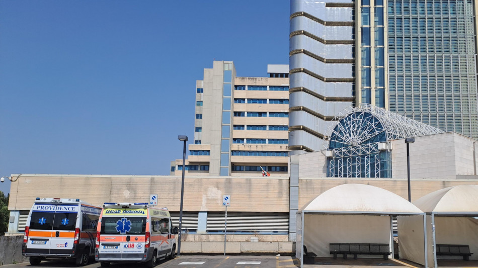Mangiano tonno in un risto-bar a Cagliari, 11 intossicati