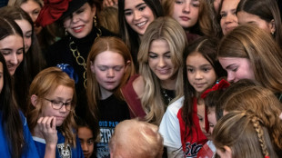 Trump firma un decreto que impide a los atletas transg&eacute;nero participar en deportes femeninos