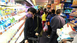 Hong Kong: la crainte d'un confinement entra&icirc;ne une ru&eacute;e vers les supermarch&eacute;s