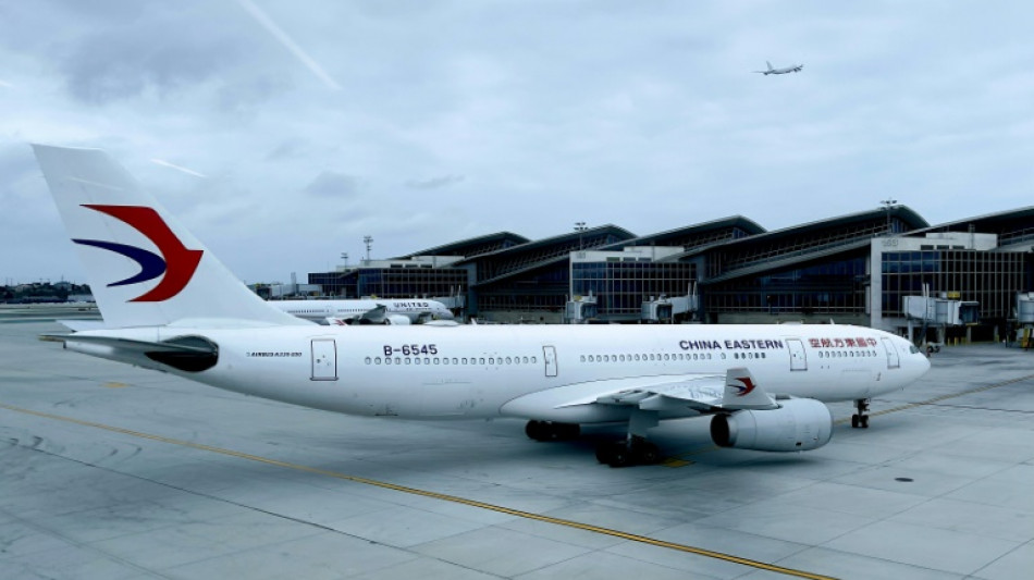 Un avi&oacute;n con 133 personas se estrella en el suroeste de China (TV)