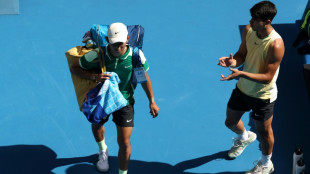 Chin&ecirc;s abandona, e Alcaraz vai &agrave;s oitavas na Austr&aacute;lia; Swiatek &eacute; eliminada