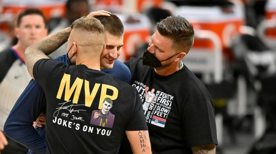 NBA investiga irm&atilde;o de Jokic por dar soco em torcedor