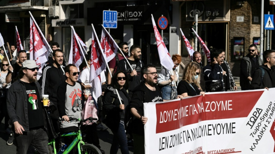Legisladores griegos respaldan una reforma para permitir jornadas laborales de 13 horas
