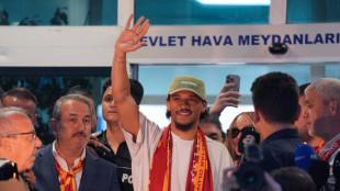 Am Flughafen: San&eacute; begeistert in Istanbul empfangen