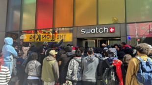 Sonderkollektion von Swatch sorgt f&uuml;r chaotische Szenen vor Gesch&auml;ften weltweit