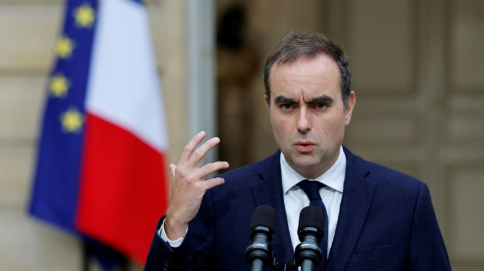 Lecornu, reconduit par Macron, dans une course contre la montre pour former un gouvernement 