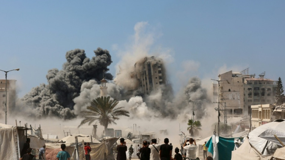 Israel destruye edificio en Gaza y Hamás publica videos de rehenes en el día 700 de la guerra