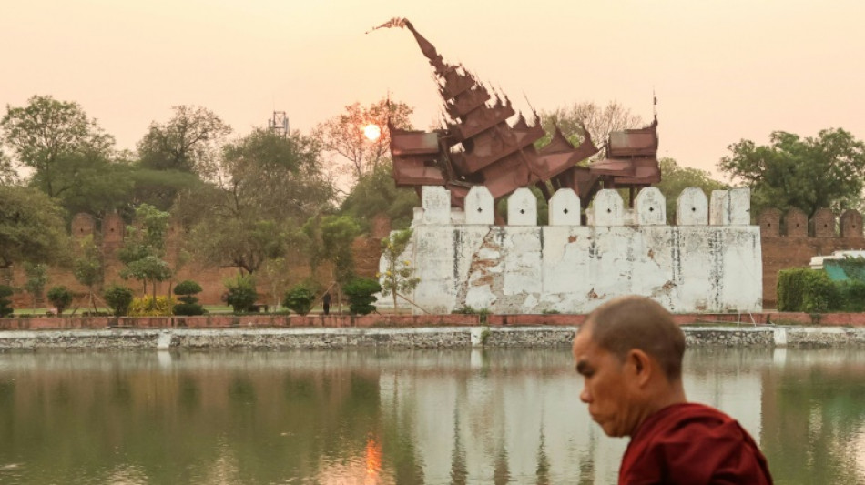 Birmania guarda minuto de silencio por los m&aacute;s de 2.000 muertos del terremoto