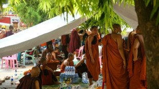 Rezas e lágrimas para os monges presos sob os escombros após terremoto em Mianmar