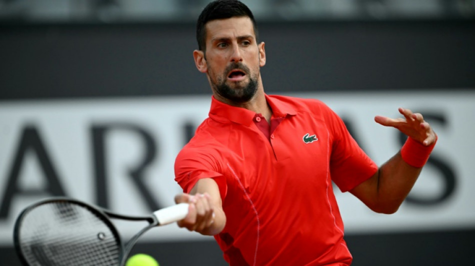 Djokovic estreia em Roma com vit&oacute;ria f&aacute;cil sobre Moutet e &eacute; atingido por garrafa