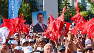 Mais de 50.000 pessoas protestam na Turquia antes de audi&ecirc;ncia crucial para principal partido de oposi&ccedil;&atilde;o