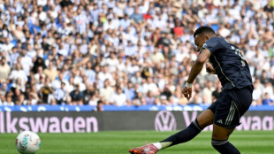 Real Madrid sofre, mas vence Real Sociedad e se isola na lideran&ccedil;a do Espanhol