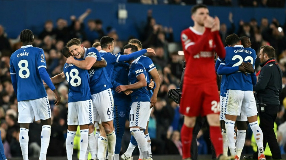 Liverpool perde para o Everton (2-0) e se afasta da luta pelo t&iacute;tulo ingl&ecirc;s