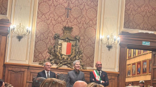 Bari omaggia Baglioni, 'indimenticabile concerto tra le macerie del Petruzzelli'