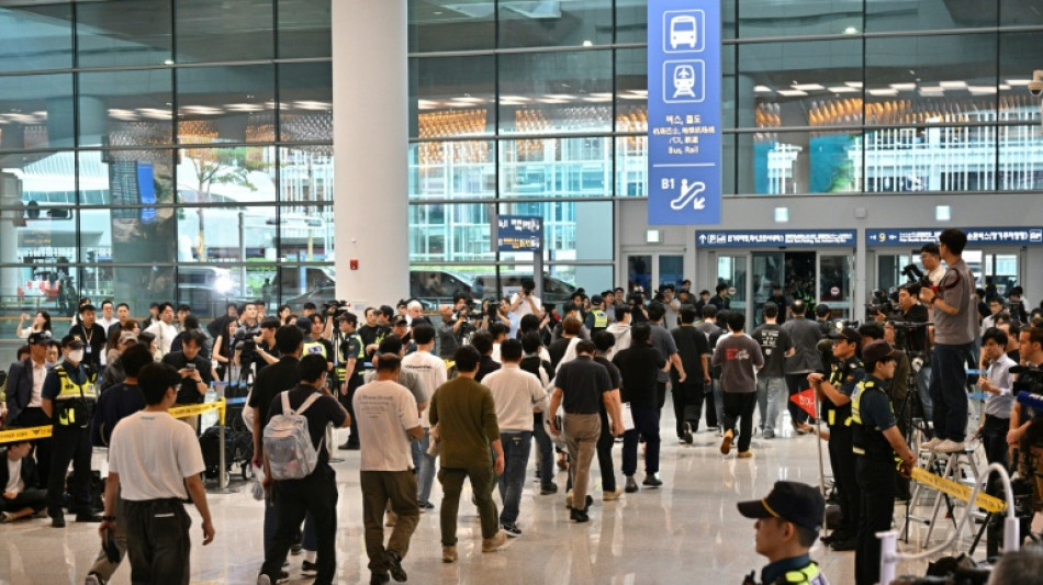 Sul-coreanos detidos em operação migratória nos EUA são recebidos com aplausos em seu país