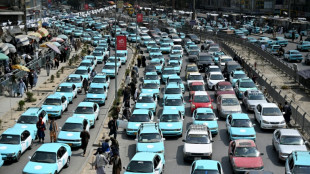 Taxistas afeg&atilde;os voltam a reproduzir m&uacute;sica, em desafio ao regime talib&atilde;