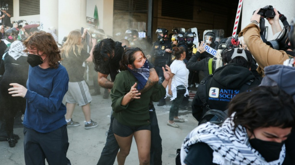 Una jueza bloquea una ley de California que proh&iacute;be a los agentes migratorios usar m&aacute;scaras en las redadas