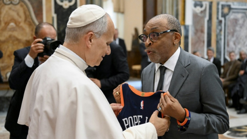Audienz f&uuml;r Filmstars: US-Regisseur Spike Lee schenkt Papst Leo XIV. Basketballtrikot