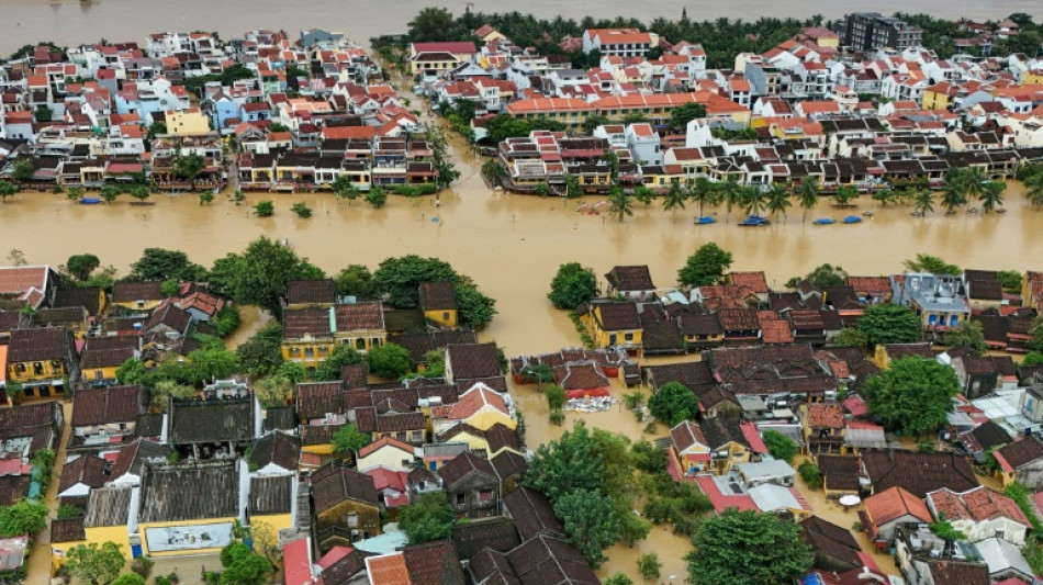 El saldo de muertos por las inundaciones en Vietnam sube a 40 mientras un poderoso tif&oacute;n se acerca