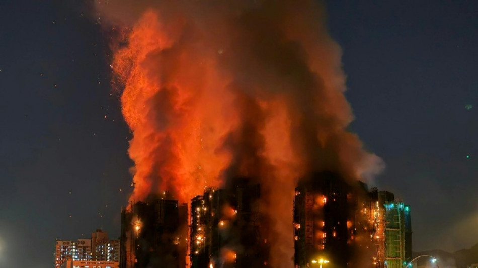 Al menos 13 muertos en el incendio de un complejo residencial de Hong Kong
